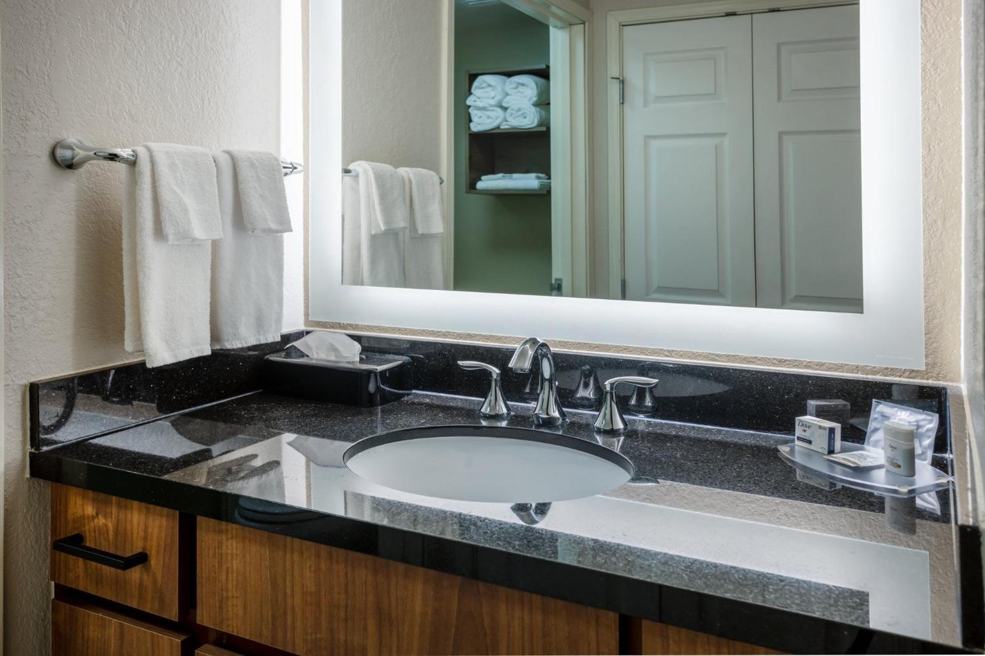Staybridge Suites Wilmington East By Ihg Esterno foto